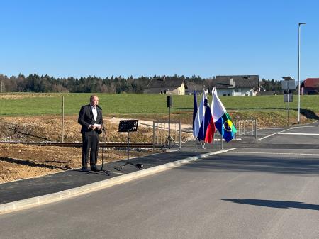 V Lokah dobili nov vodovod in novo površino za pešče ob lokalni cesti, priprave na čistilno akcijo 1